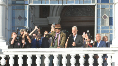 Johnny Depp cerró su paso por Argentina con una visita histórica en La Plata, Alak lo declaró ciudadano ilustre y fue una fiesta popular