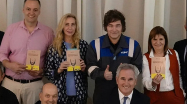 Milei regaló a sus funcionarios el libro de un psicópata amigo de él que reivindica el narcotráfico, explotación sexual, trabajo infantil, usura, corrupción y otras miserias