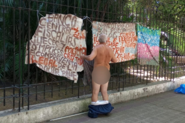 Desnudeitor ataca de nuevo: volvieron las escandalosas protestas del vecino platense Juan Antonio Vázquez