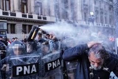 Con sed de matar: violenta represión durante la marcha en defensa de los jubilados