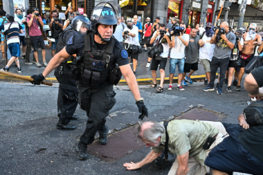 Permiso para matar: Bullrich dijo que no sancionará a los psicópatas que golpearon a la jubilada de 87 años y al fotógrafo al que le partieron el cráneo