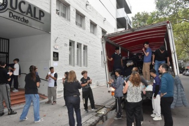 Camiones cargados de solidaridad salieron hacia Bahía Blanca desde el Rectorado de la UCALP