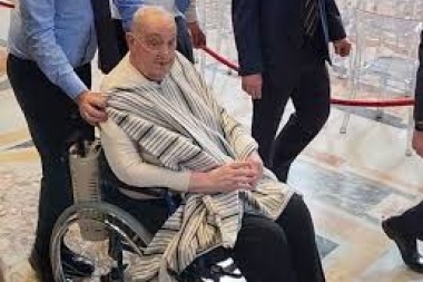 Francisco viejo y peludo nomás: de poncho, el Papa volvió a aparecen en la plaza