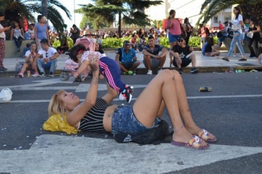 Mamás luchonas, duro informe: la mayoría de las mujeres que crían a sus hijos en soledad no recibe la cuota alimentaria