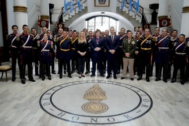 Siglo 21 Cambalache: después de su "Juan José San Martín" a Milei lo nombraron granadero honorífico