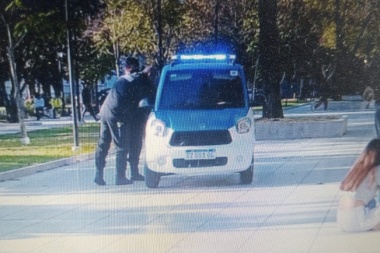 ¡Abrime Tito!: dos policías se bajaron del mini patrullero eléctrico y dejaron las llaves adentro