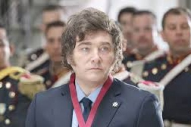 No ves que va la luna rodando por Callao: aseguran que Milei pidió un uniforme de Granadero y podría ir disfrazado al acto del 25 de mayo