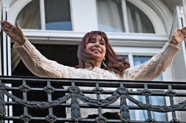 Ni encarcelada ni muerta: Cristina se queda en su casa y la tobillera que piden los gorilas no aparece