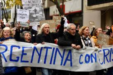 Requisas, aprietes: pese a la amenaza de una brutal represión el peronismo se moviliza desde todos los rincones del país contra la proscripción de CFK