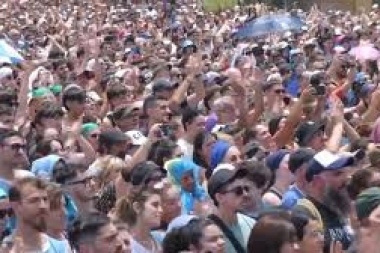 Prohibida de salir al balcón o mover la cortina: CFK transmitió un mensaje de resistencia y la convicción de volver a una multitud enfervorizada
