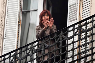 ¿No puede bailar?: ahora la Justicia Ridícula dice que CFK puede salir al balcón pero con "prudencia"