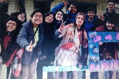 Tienen memoria: egresados de la hoy en peligro Universidad Pública fueron a celebrar frente al balcón de Cristina