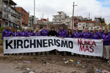 Hacen cola para reírse en las redes: descubrieron que Milei posa en puntitas de pié para parecer más alto