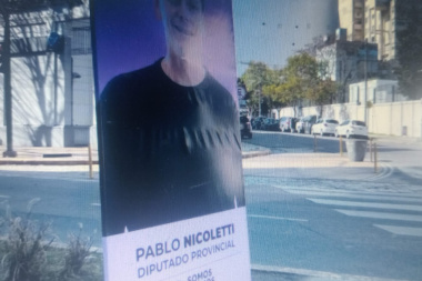 Campaña mugrienta: empezaron las quejas por los banners políticos en el espacio público de La Plata
