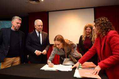Histórico: tras 19 años de espera Alak y empresas locales firmaron las escrituras del Parque Industrial II