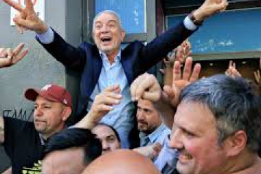 Contundente triunfo en La Plata donde el hermano de Adorno había dicho que ganaban fácil: “Hemos logrado un respaldo del pueblo", celebró Alak