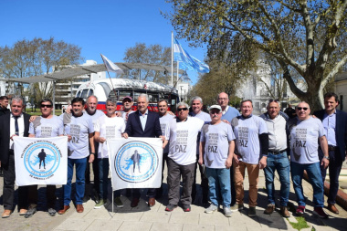 Los héroes tienen memoria: Alak despidió a un contingente de excombatientes platenses que viajará a las Islas Malvinas