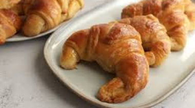 Licitación desayuno y merienda: revelan que Karina gastará 1.700.000 pesos diarios en mediaslunas y pancitos