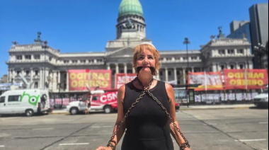 Nancy Pazos se encadenó frente al Congreso contra la reforma laboral que elimina el Estatuto del Periodista