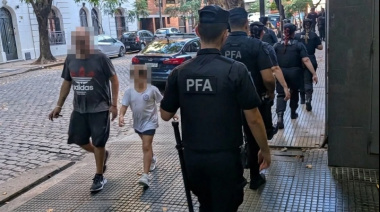 Con la tuya, contribuyente: pusieron 50 policías y 20 patrulleros para "cuidar" a Adorni de una pacífica protesta estudiantil frente a su departamento