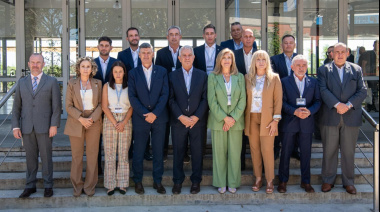 Teléfono para Milei y su cocodrilo en el bolsillo: Alak junto a intendentes de todo el país reclaman otro esquema de coparticipación