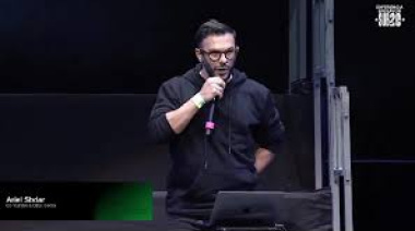 Los pibes ya no compran el verso: estudiantes secundarios abuchearon a un influencer libertario que quiso darles una charla sobre economía