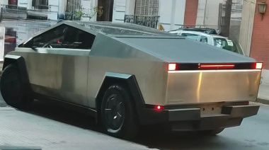 No es la Tesla de Burlando: un diputado libertario se apareció en el Congreso con una camioneta que cuesta 300 mil dólares