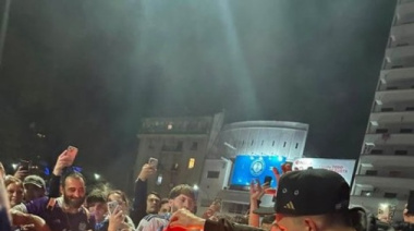 En los festejos en La Plata quemaron una moto y una bandera inglesa: que pena por la motito