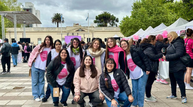 Con pines de cerámica con el lazo rosa, La Plata se unió en una jornada por la prevención del cáncer de mama
