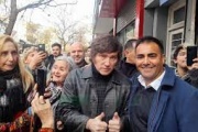 Milei vino a La Plata y caminó con su referente el abogado Marcelo Peña