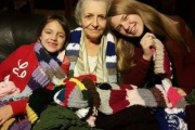 Por alimentos para comedores: subastan los cuadros de Emilce, la abuela tejedora de La Plata Solidaria