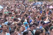 Prohibida de salir al balcón o mover la cortina: CFK transmitió un mensaje de resistencia y la convicción de volver a una multitud enfervorizada