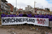 Hacen cola para reírse en las redes: descubrieron que Milei posa en puntitas de pié para parecer más alto