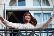 El clavo se lo clavaron en las pelotas: Fuerza Patria ganó la Provincia por una diferencia abrumadora y Cristina salió a festejar al balcón
