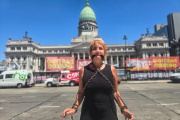 Nancy Pazos se encadenó frente al Congreso contra la reforma laboral que elimina el Estatuto del Periodista