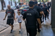 Con la tuya, contribuyente: pusieron 50 policías y 20 patrulleros para "cuidar" a Adorni de una pacífica protesta estudiantil frente a su departamento