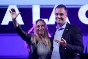 Que sea a un país con cascadas: aseguran que Karina le busca consulado a Adorni para sacarlo del horno