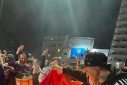 En los festejos en La Plata quemaron una moto y una bandera inglesa: que pena por la motito