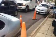 Conos naranjas, cajones, cordones amarillos: proponen fuertes multas a los "vivos" que se apropian del estacionamiento