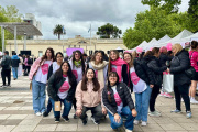 Con pines de cerámica con el lazo rosa, La Plata se unió en una jornada por la prevención del cáncer de mama