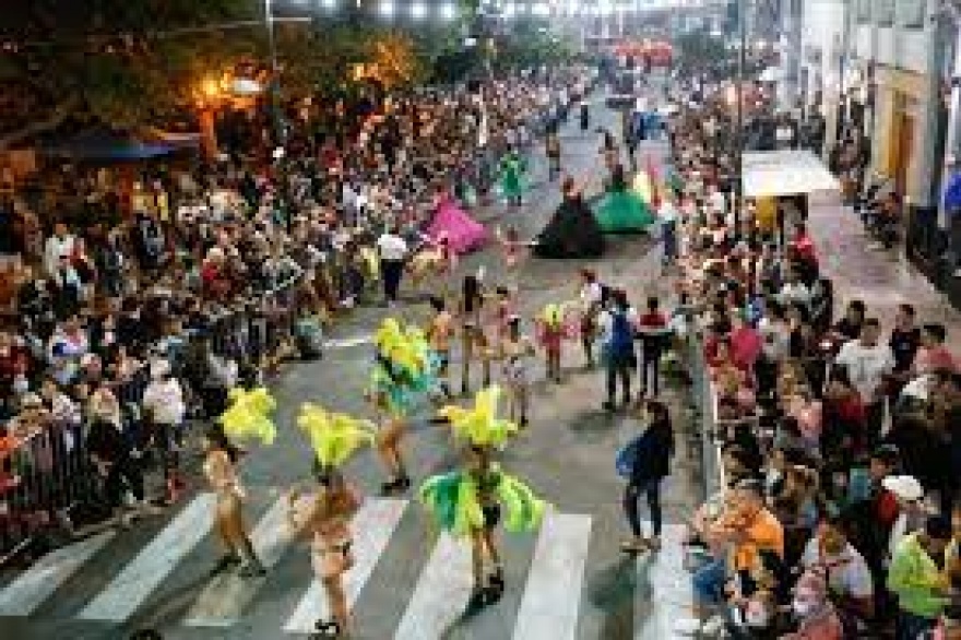 Apretá el pomo, alegre mascarita vuelve a Ensenada el carnaval que